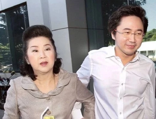 เจ๊แดง เยาวภา วงศ์สวัสดิ์(ซ้าย) กับ รศ.ดร.ยศชนัน วงศ์สวัสดิ์(ขวา) สองแม่ลูก
