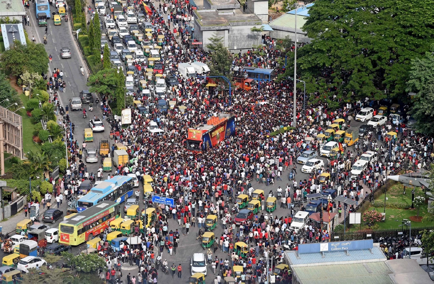 โศกนาฏกรรมหน้าเวทีฉลองแชมป์คริกเก็ตที่อินเดีย ดับอย่างน้อย 11 ราย