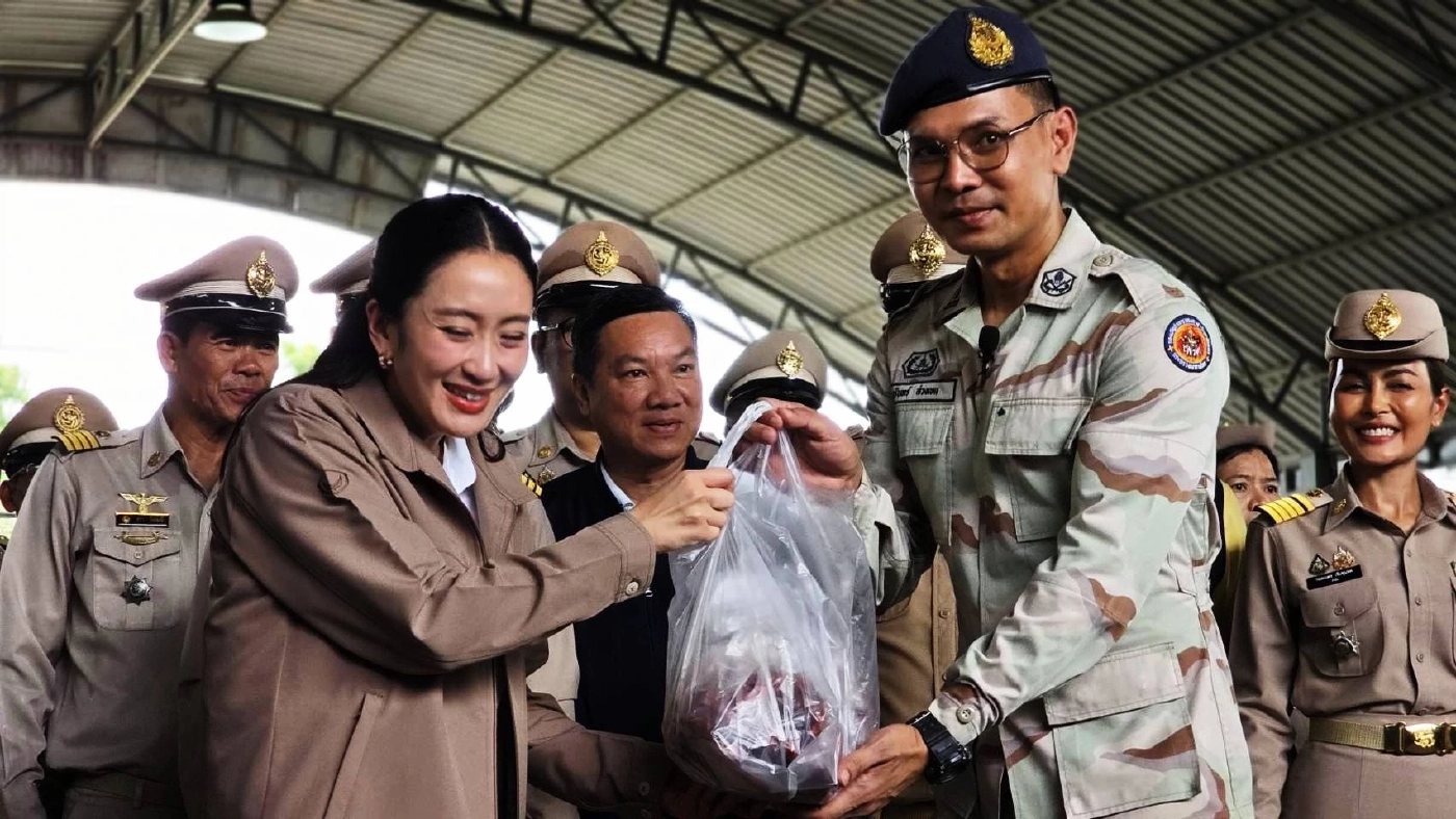 "นายกฯ" เหมา "ข้าวเหนียว-ไก่ย่าง" มอบให้ "ทหาร-ตำรวจ-ฝ่ายปกครอง" สระแก้ว