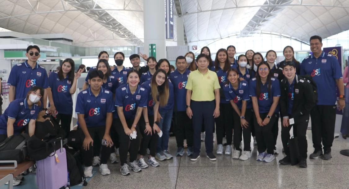ทีมวอลเลย์บอลหญิงทีมชาติไทย เดินทางกลับจากฮ่องกง หลังจบการแข่งขัน VNL 2025 สัปดาห์ที่ 2 ถ่ายภาพร่วมกันที่สนามบินสุวรรณภูมิ