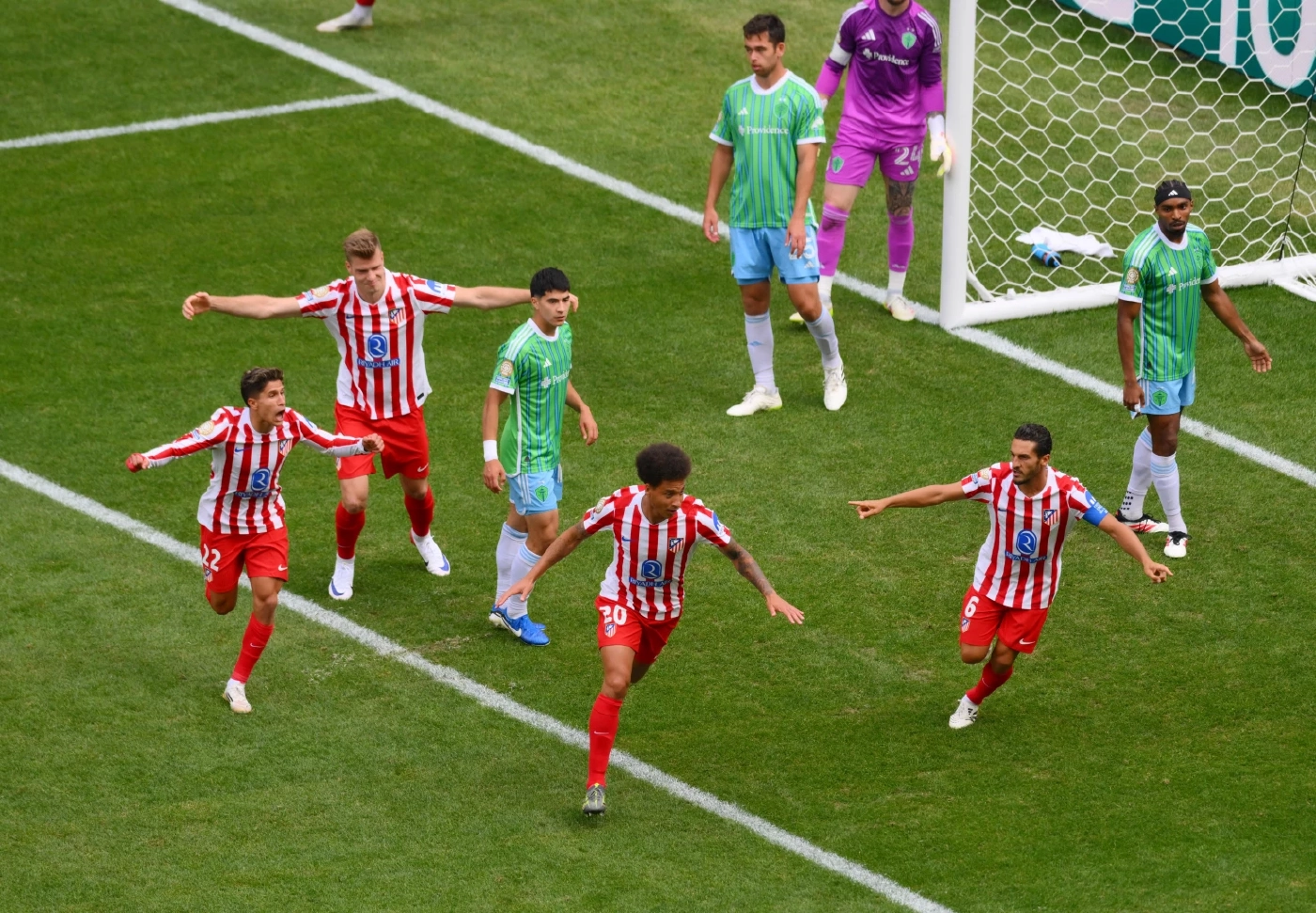 นักเตะแอตเลติโก มาดริด ฉลองประตูในเกมกับซีแอตเทิล ซาวน์เดอร์ส ในศึกฟุตบอลสโมสรโลก 2025