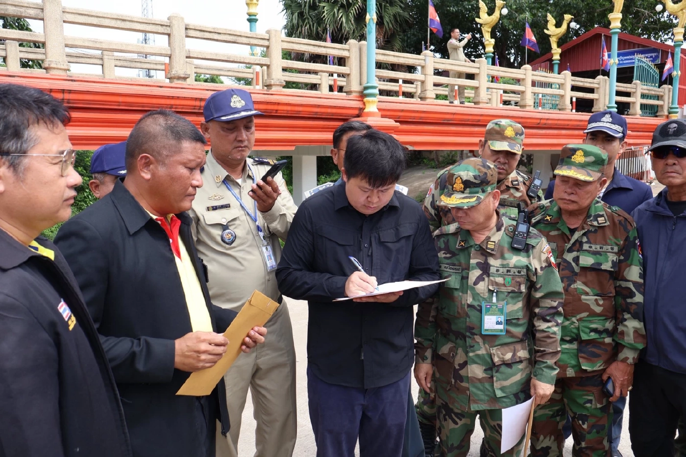 ประท้วง "กัมพูชา" บินโดรนล้ำ "แดนไทย" ผู้ว่าฯจันทบุรี ส่งตัวแทนยื่นหนังสือถึง ผู้ว่าฯพระตะบอง
