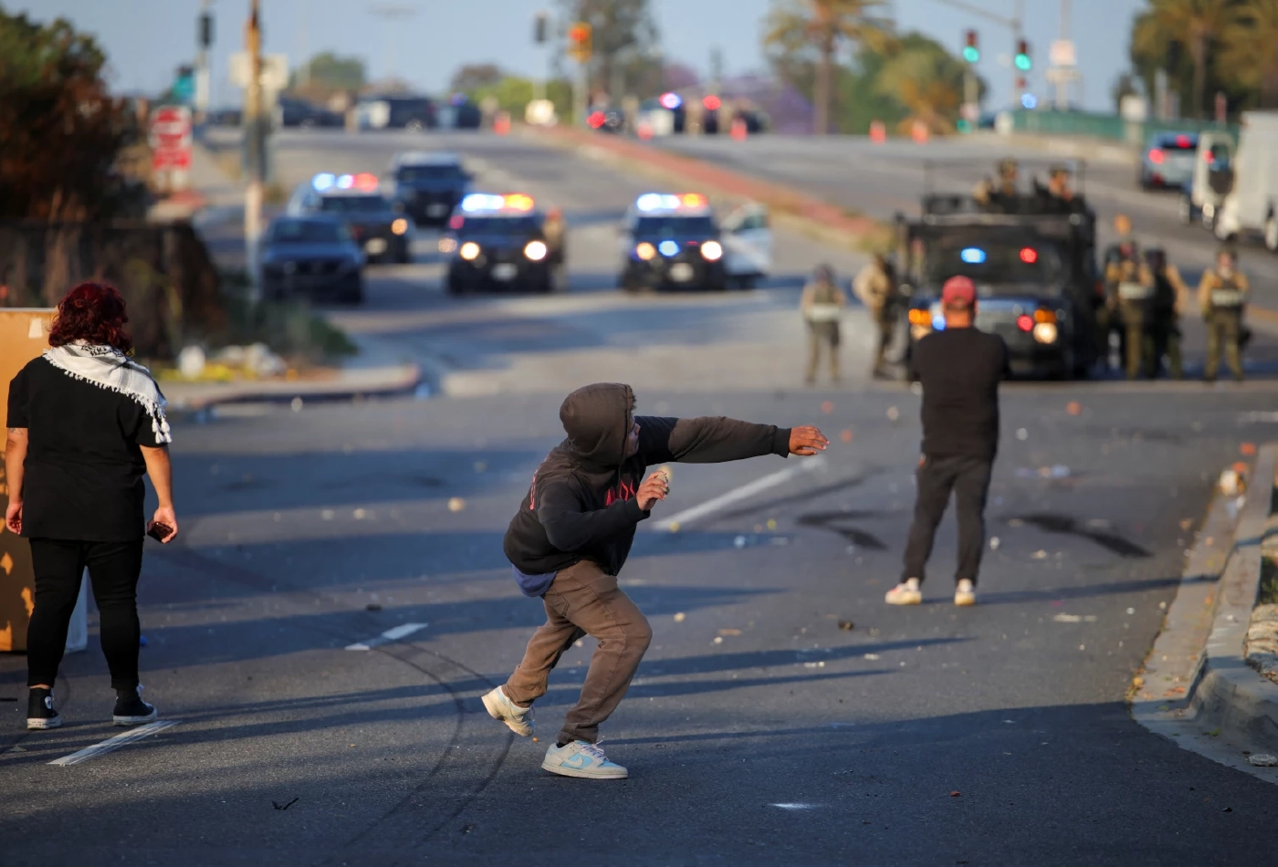 ICE สลายฝูงชนที่ประท้วง ต่อต้านกวาดล้างผู้อพยพในลอสแองเจลิส