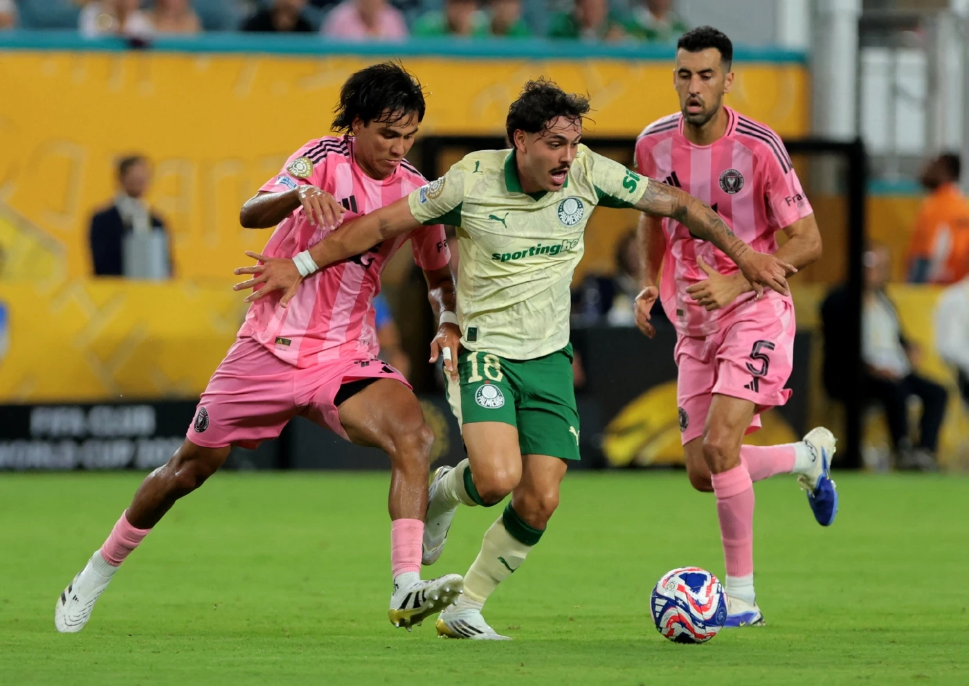 นักเตะพัลไมรัสพยายามเลี้ยงบอลหนีผู้เล่นอินเตอร์ ไมอามี ระหว่างการแข่งขัน FIFA Club World Cup 2025