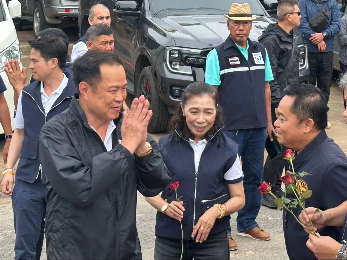 “อนุทิน” นำทีมภูมิใจไทย ลงพื้นที่สุรินทร์ มอบของ จนท.-ชาวบ้าน