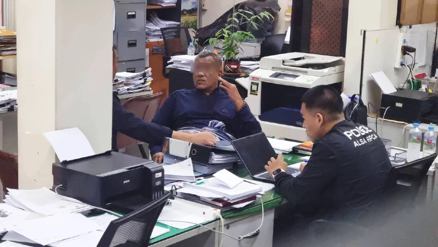 "ทวีวัฒน์" เจ้าของ "เงิน 12 ล้าน" มาตามนัด หอบหลักฐานเข้าพบตำรวจ