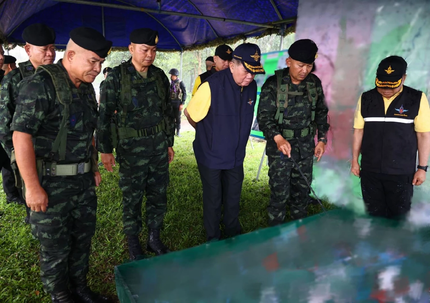 “ภูมิธรรม” ลุยเยี่ยมทหารแนวหน้า ขออดทนอดกลั้นให้ถึงที่สุด
