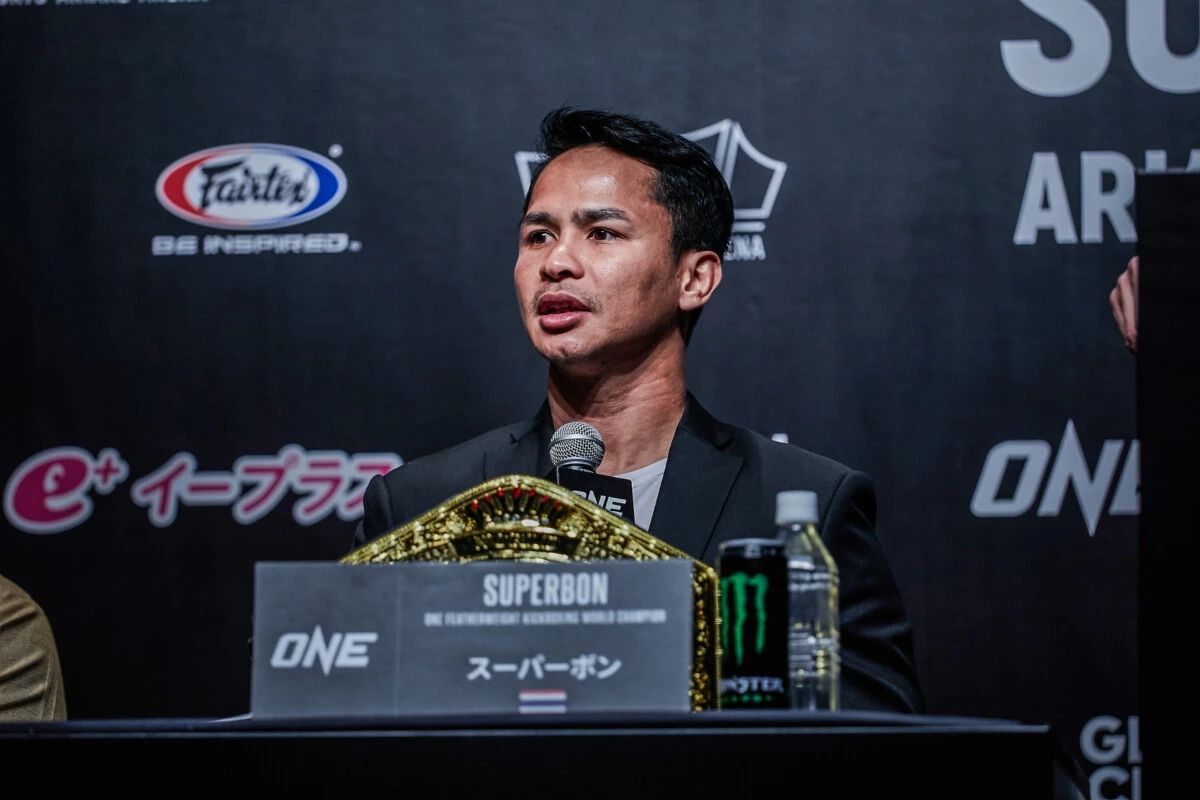 ซุปเปอร์บอน แชมป์โลก ONE คิกบ็อกซิ่ง ขณะให้สัมภาษณ์ในงานแถลงข่าวศึก ONE 173 ณ โตเกียว
