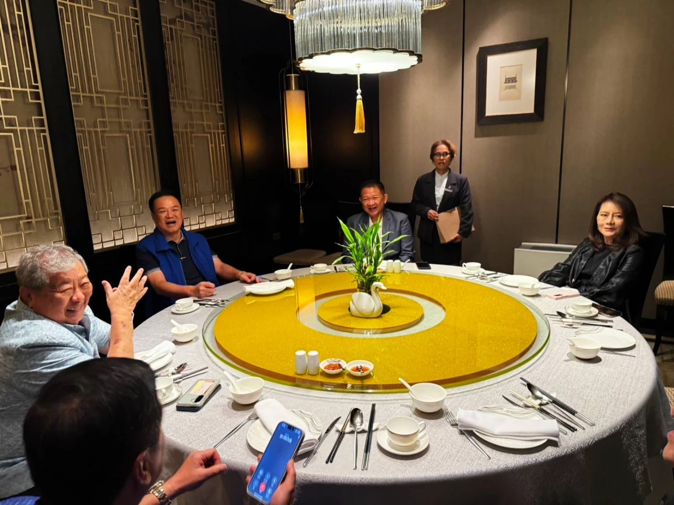 “อนุทิน” กินข้าวเที่ยงร่วมแกนนำพรรค ท่าทียังนิ่ง