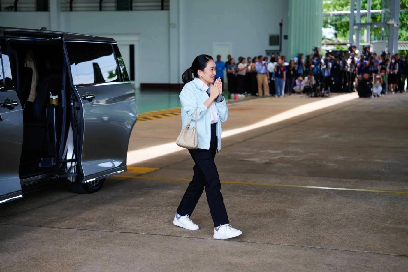 เทคออฟ! \"นายกฯอิ๊งค์\" บิน อุบลฯ พบ \"แม่ทัพภาคที่ 2\" มอบสิ่งของบำรุงขวัญกำลังใจ