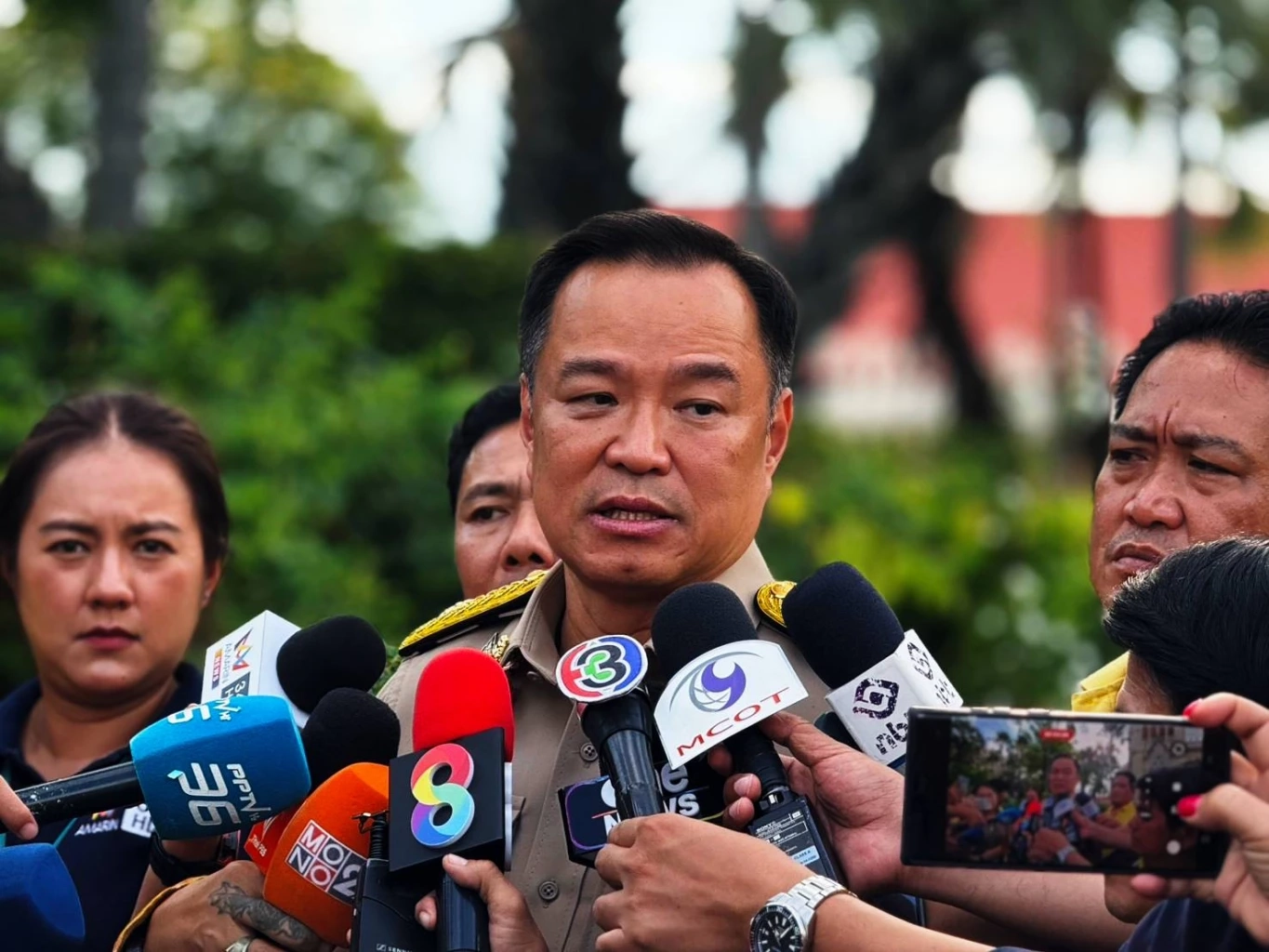 “อนุทิน” เผย คุย "นายกฯ" 1 ชม. ครึ่ง แค่เรื่องงาน ไม่มีเรื่องปรับ ครม.  มั่นใจยังคุม "มหาดไทย"