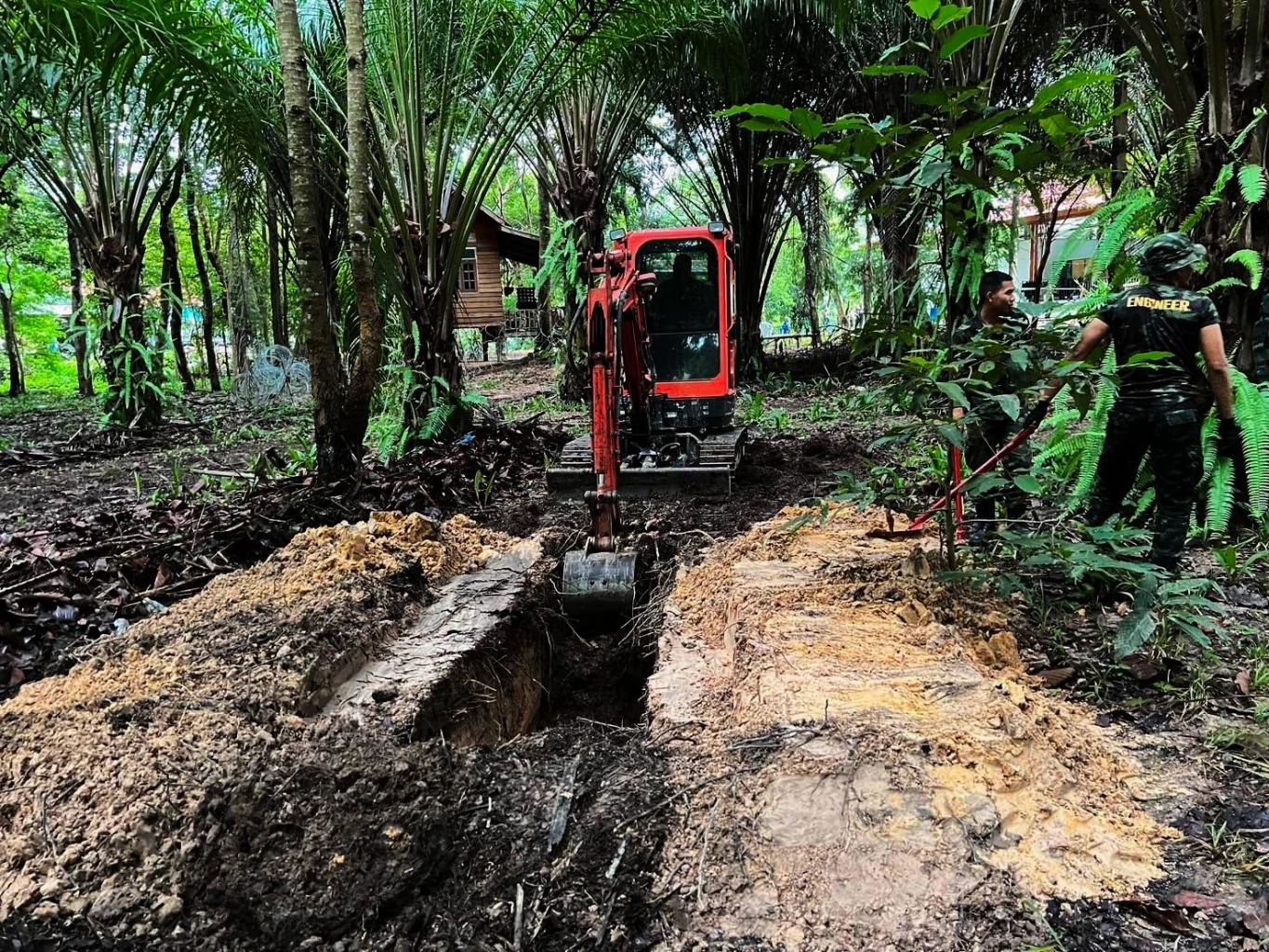 "แม่ทัพ 2" รับมอบรถขุดดินจากเอกชน ไว้ใช้ขุด "คูเลต" ป้องกันฐาน