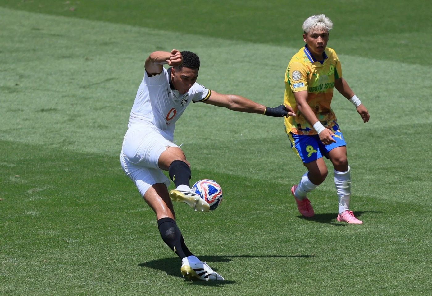 โจ๊บ เบลลิงแฮม นักเตะโบรุสเซีย ดอร์ทมุนด์ กำลังหวดบอลในเกมพบ มาเมโลดี ซันดาวน์ส ศึกฟุตบอลชิงแชมป์สโมสรโลก 2025