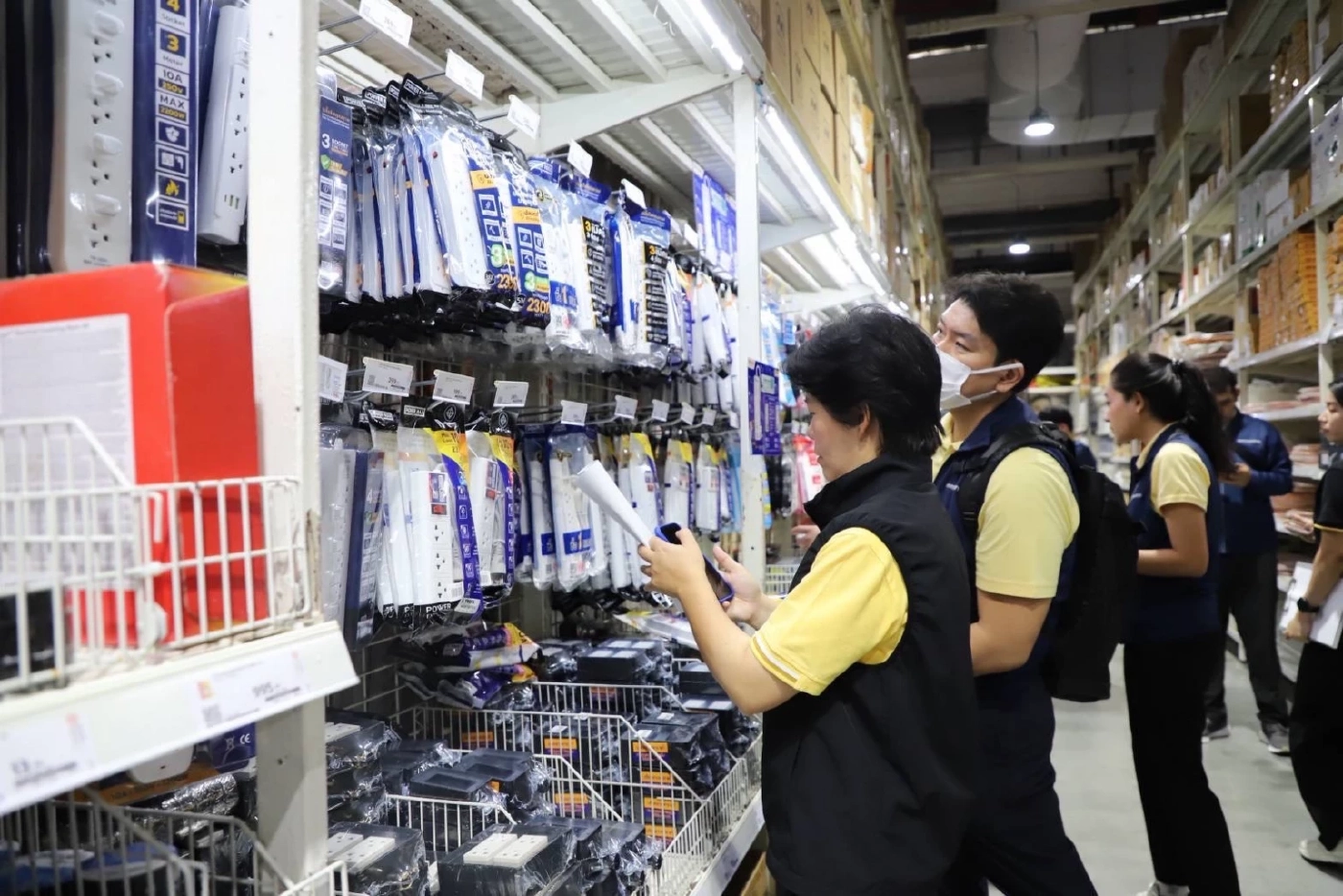 ”เอกนัฏ“ ส่ง ”ทีมสุดซอย“ บุกห้างดัง ยึดเหล็กตกเกรด-ปลั๊กพ่วงห่วย