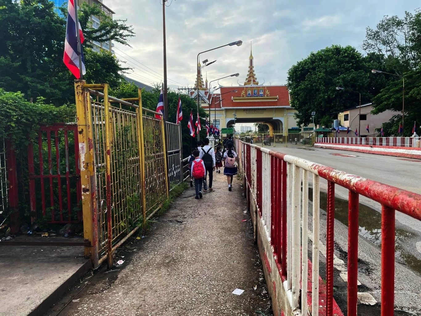 ปิด "ด่านคลองลึก" วันแรก เปิดให้เฉพาะ "นักเรียน-คนป่วย กัมพูชา" ข้ามแดนไปปกติ