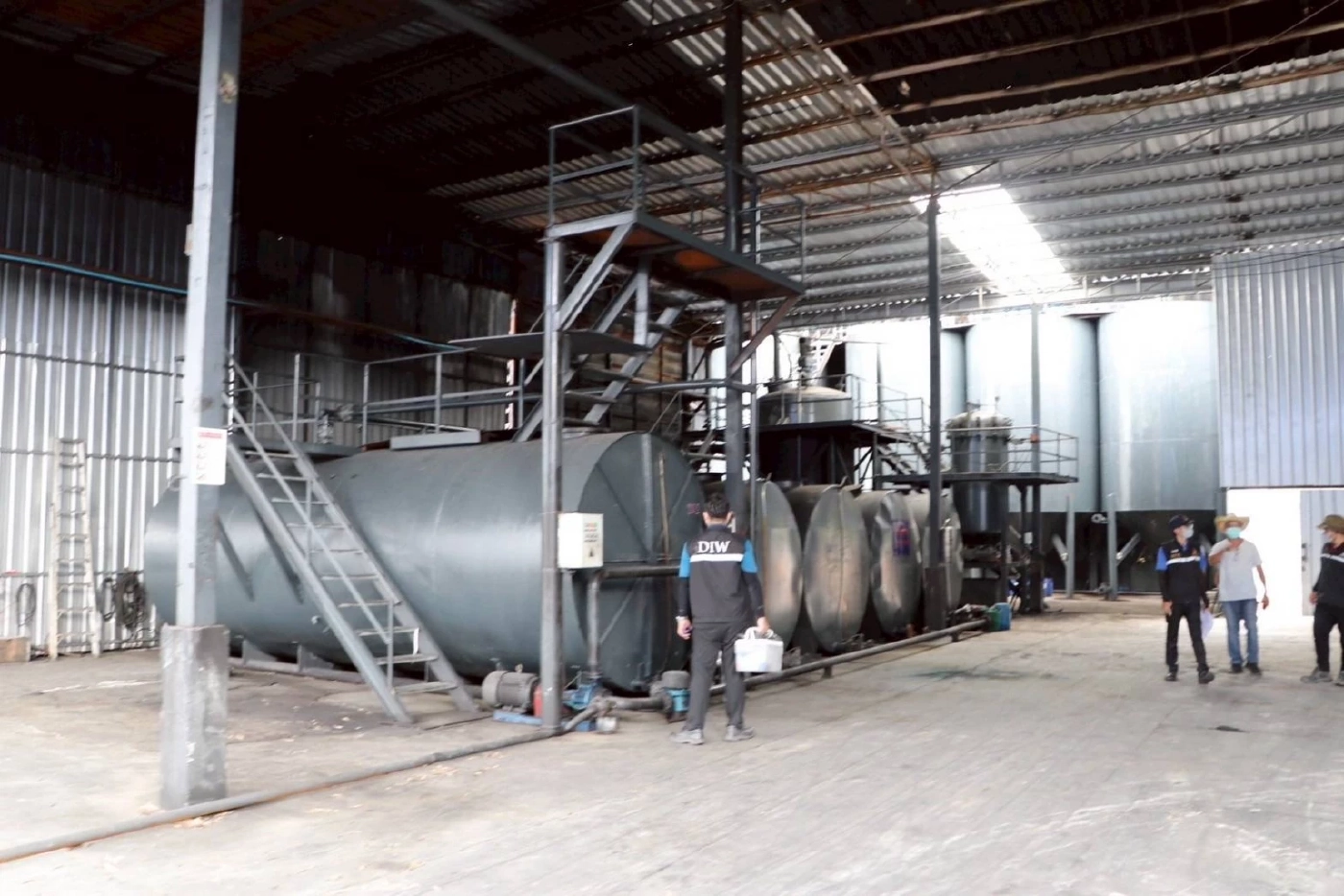 “เอกนัฏ” ส่งทีมฟันโรงกลั่นน้ำมันเถื่อน ปล่อยมลพิษไม่สนใจโลก