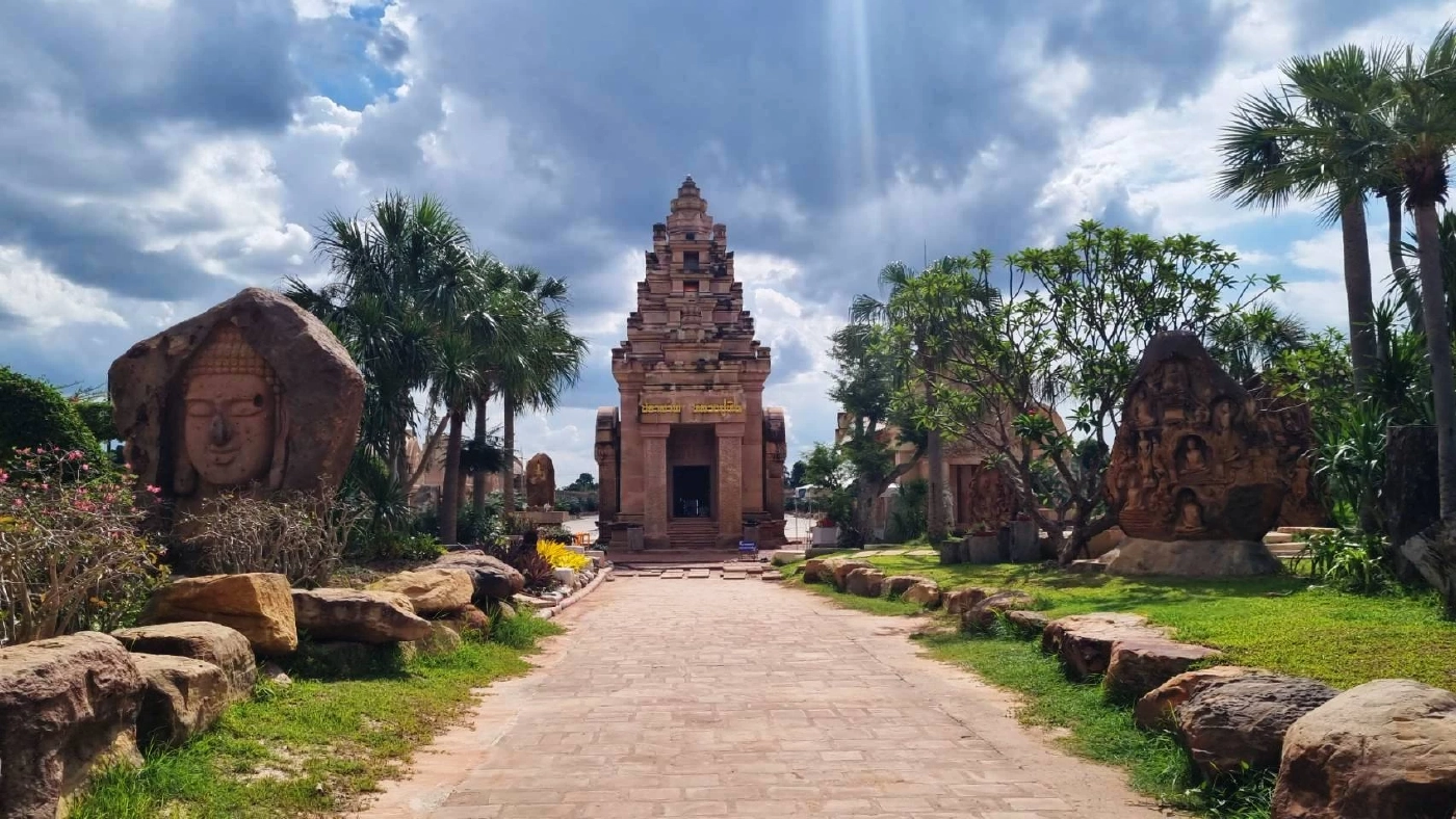 ไวยาวัจกร "วัดภูม่านฟ้า" โต้ ไม่ได้สร้างเลียนแบบ "นครวัด" รมว.วัฒนธรรมฯ กัมพูชา เคยตรวจสอบแล้วชี้ "ไม่ได้เลียนแบบ"