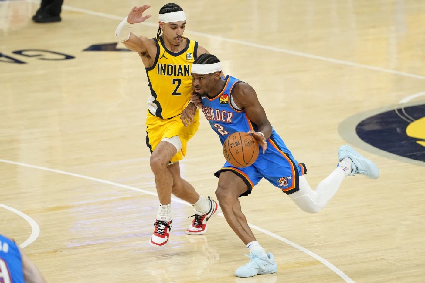 ไช กิลเจียส-อเล็กซานเดอร์ พาบอลฝ่า แอนดรูว์ เนมบ์ฮาร์ด ระหว่างเกม 7 NBA Finals 2025 ระหว่าง Thunder พบ Pacers