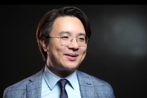 "นายวีรพัฒน์ ปริยวงศ์"  หรือ "อาจารย์นิว" นักกฎหมายอิสระ จากฮาวาร์ด ที่ปรึกษา สำนักกฎหมาย VLA