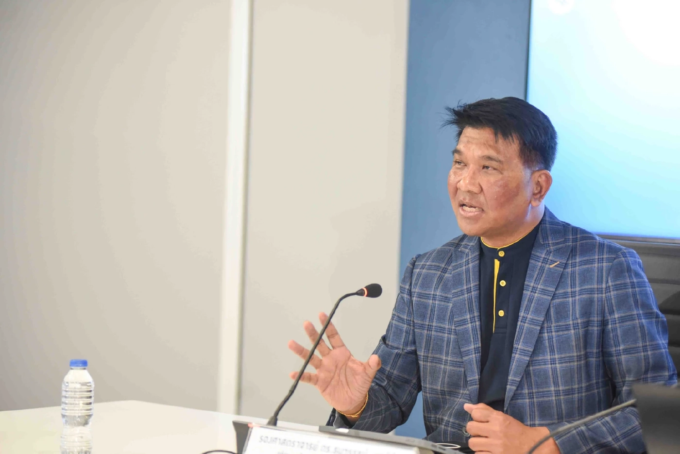 หอการค้า หั่นจีดีพีเหลือโต 1.7%  เอกชนผวา ‘ยุบสภา - ลาออก’