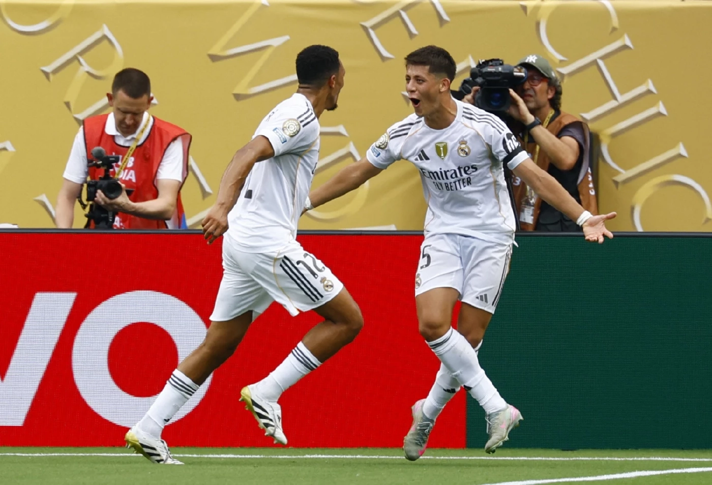 อาร์ดา กูแลร์ ฉลองประตูกับเพื่อนร่วมทีมเรอัล มาดริด ในเกมชนะปาชูก้า ศึกคลับ เวิลด์ คัพ 2025