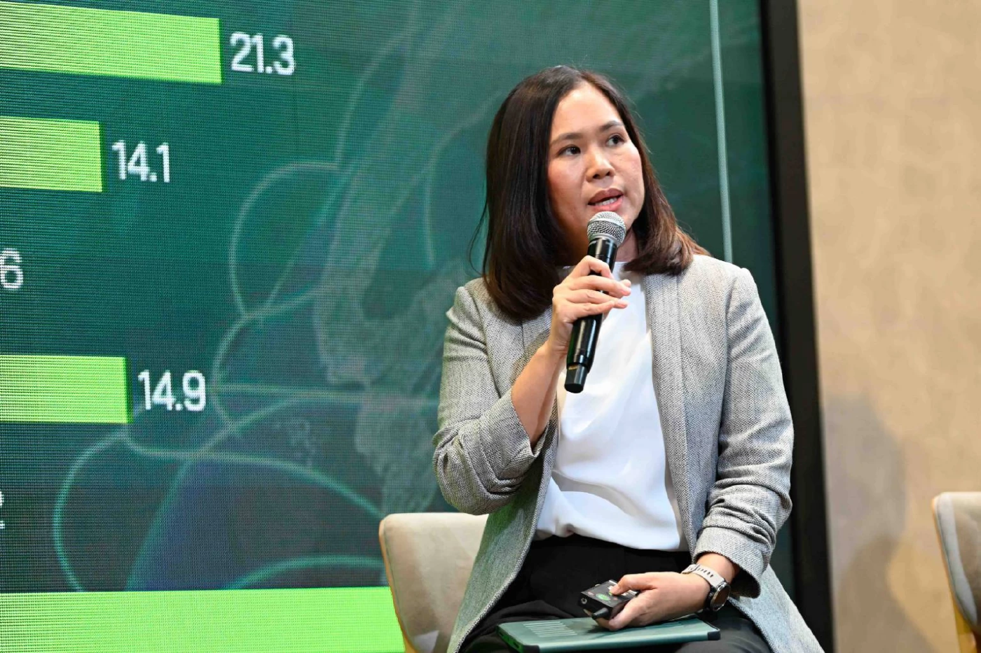 นางสาวณัฐพร ตรีรัตน์ศิริกุล รองกรรมการผู้จัดการ บริษัท ศูนย์วิจัยกสิกรไทย จำกัด