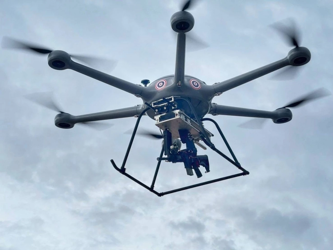 "ทอ." โชว์ "โดรนติดอาวุธ" ร่วมภารกิจ "ลาดตระเวนป้องกันฐานบิน"