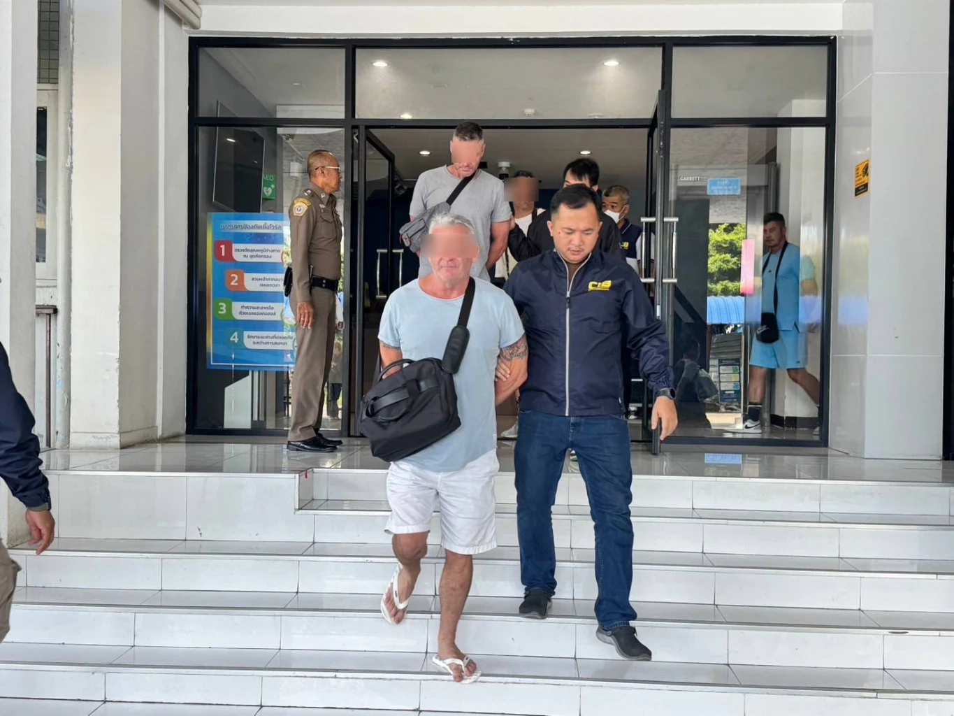 ตำรวจคุมตัว 13 แก๊งคอลเซ็นเตอร์ต่างชาติ หลอกลวง "ชาวออสซี" ไปฝากขัง