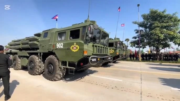 จับโป๊ะ "ฮุนเซน" เช็กคลังอาวุธกัมพูชา แสนยานุภาพทิพย์