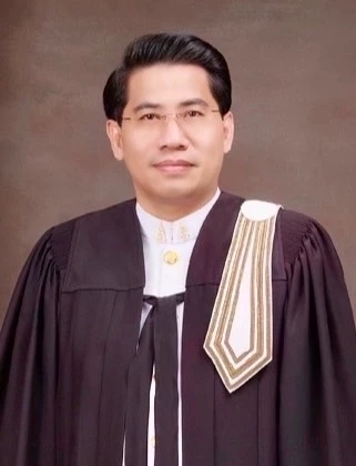  ดร.ณัฏฐ์ หรือ ดร.ณัฐวุฒิ วงศ์เนียม นักกฎหมายมหาชน