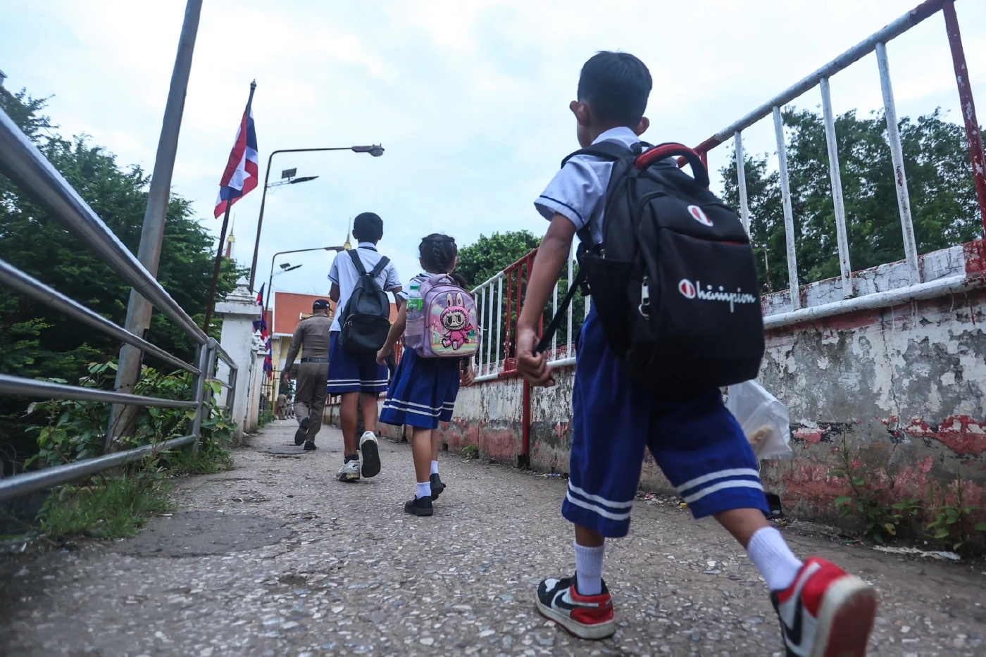 กองทัพ ปรับมาตรการควบคุมด่านพรมแดน ผ่อนปรนรถบรรทุกเข้าออก