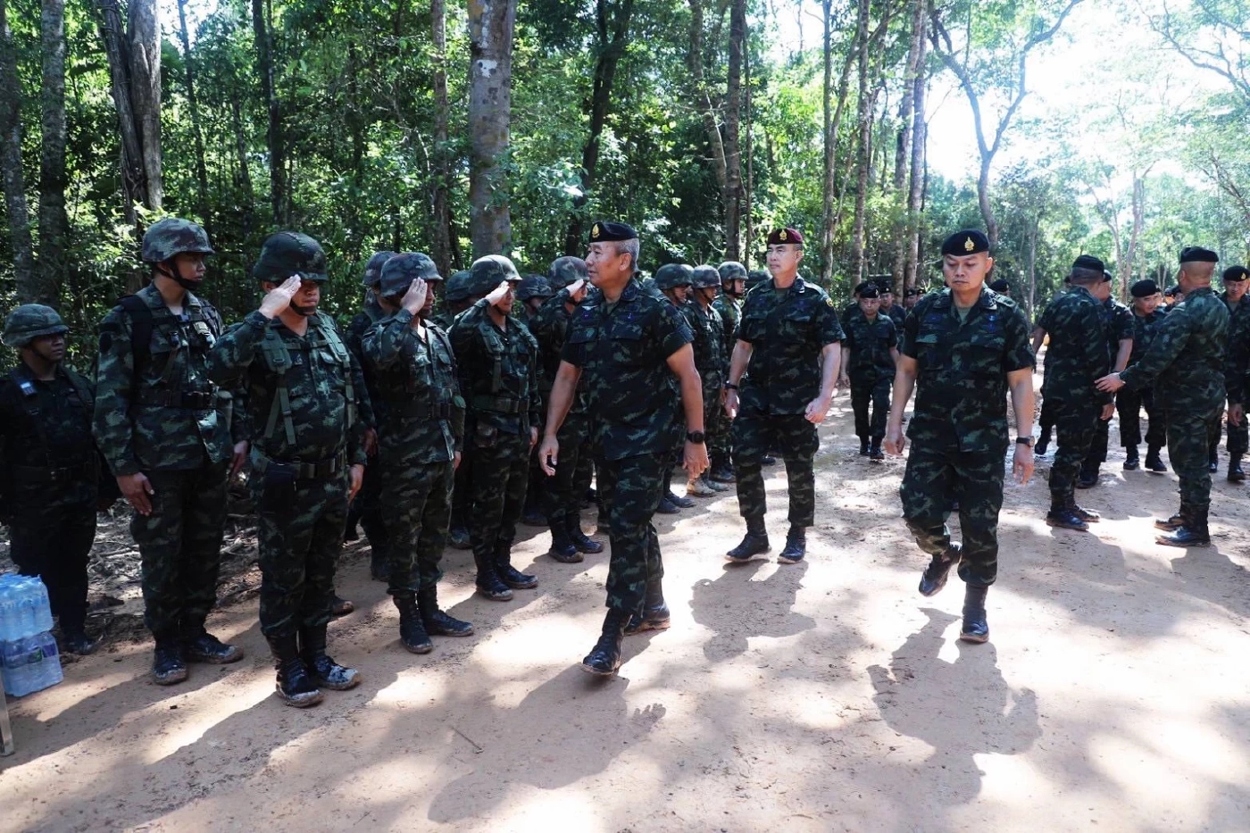 "ผบ.ทบ." ควง "แม่ทัพภาคที่ 2" ลงพื้นที่ "ช่องอานม้า" อุบลราชธานี ตรวจเยี่ยมกำลังพล