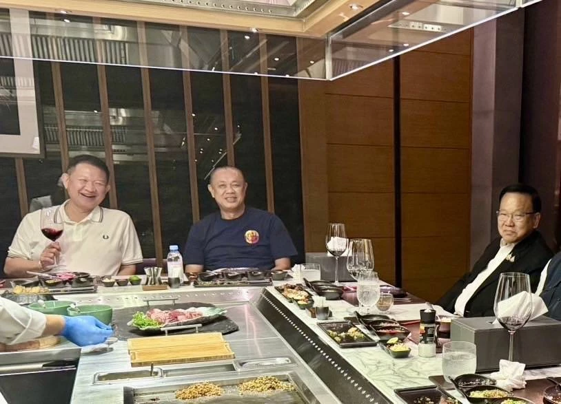 สันติ พร้อมพัฒน์  พร้อมด้วย สส.เพชรบูรณ์ พลังประชารัฐ ร่วมกินข้าวกับนายเนวิน  ชิดชอบ และสส.พรรคภูมิใจไทย
