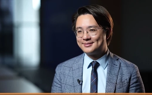 "นายวีรพัฒน์ ปริยวงศ์"  หรือ "อาจารย์นิว" นักกฎหมายอิสระ จากฮาวาร์ด ที่ปรึกษา สำนักกฎหมาย VLA