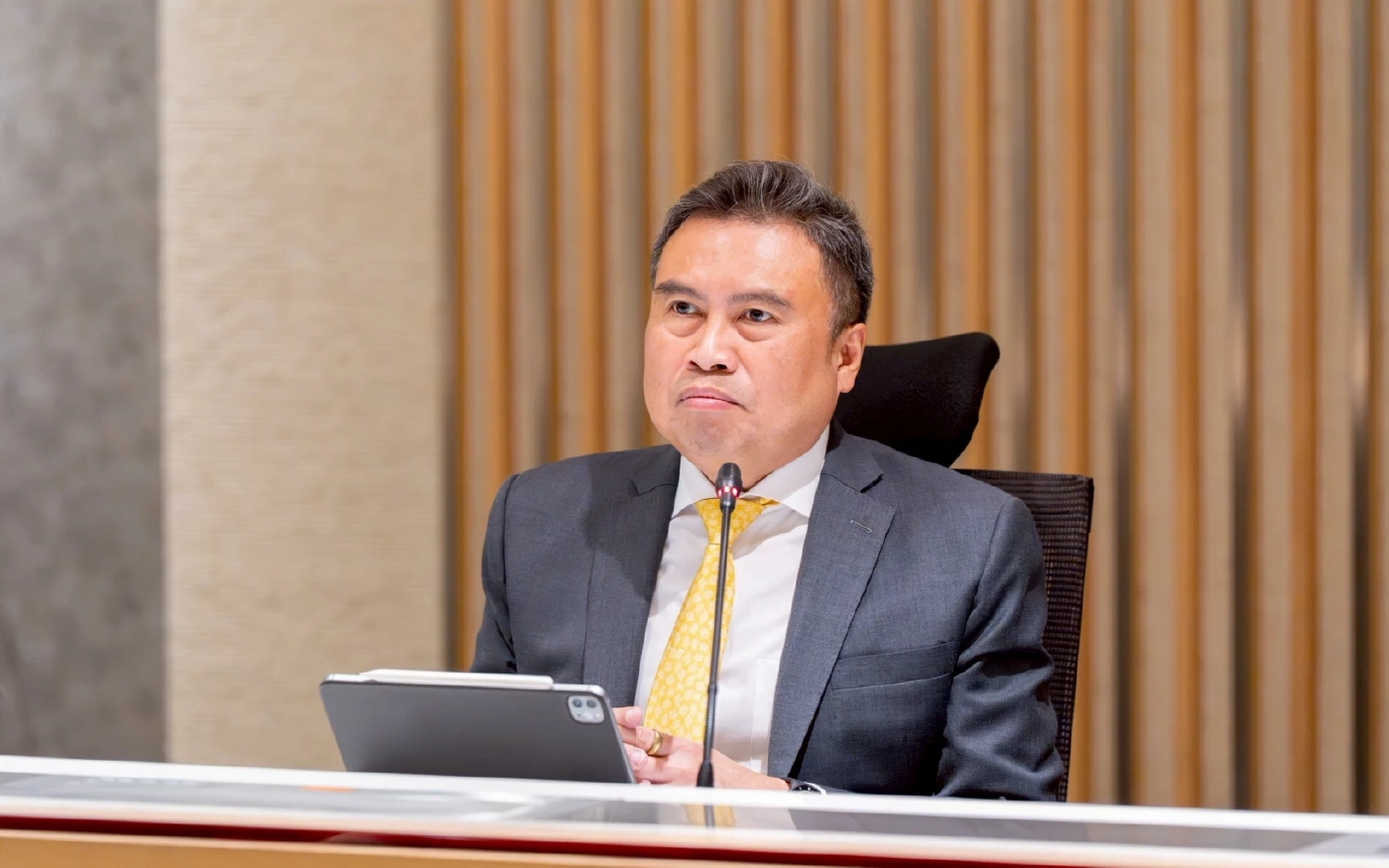 นายพรชัย ฐีระเวช ผู้อำนวยการสำนักงานเศรษฐกิจการคลัง