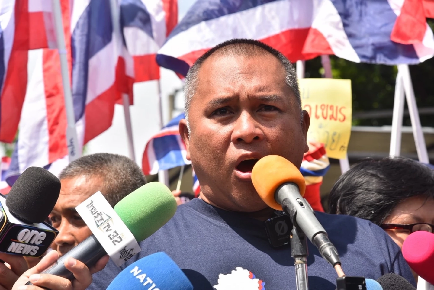 ม็อบ คปท.ลุยหน้าสถานทูตกัมพูชา ประณามไม่เป็นเพื่อนบ้านที่ดี