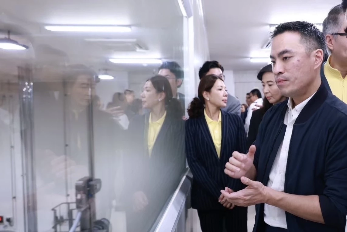 นายเอกนัฏ พร้อมพันธุ์ รัฐมนตรีว่าการกระทรวงอุตสาหกรรม