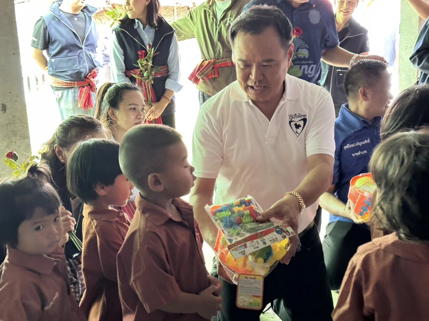 “อนุทิน” นำทีมภูมิใจไทย ลงพื้นที่สุรินทร์ มอบของ จนท.-ชาวบ้าน