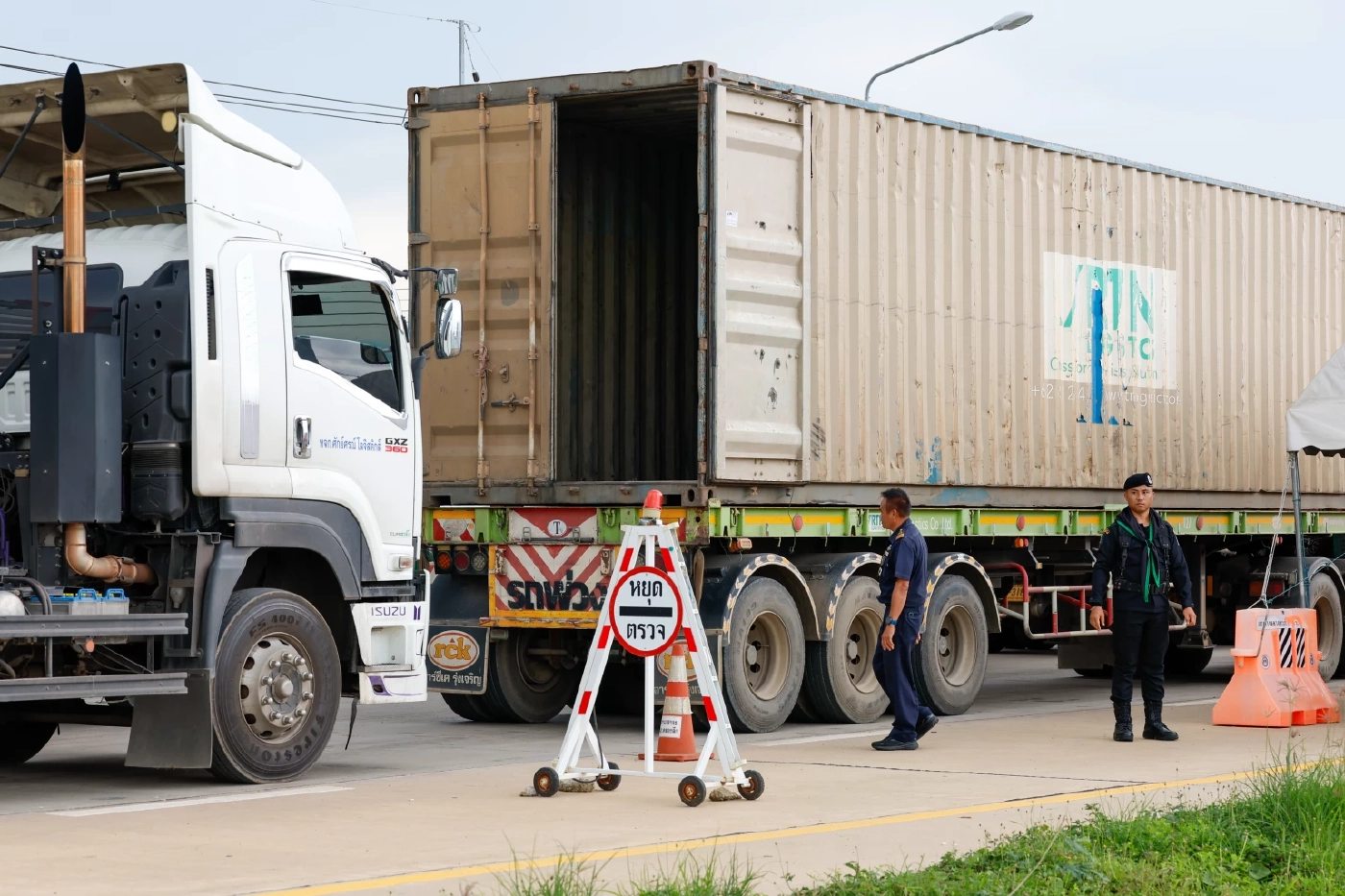 กองทัพ ปรับมาตรการควบคุมด่านพรมแดน ผ่อนปรนรถบรรทุกเข้าออก