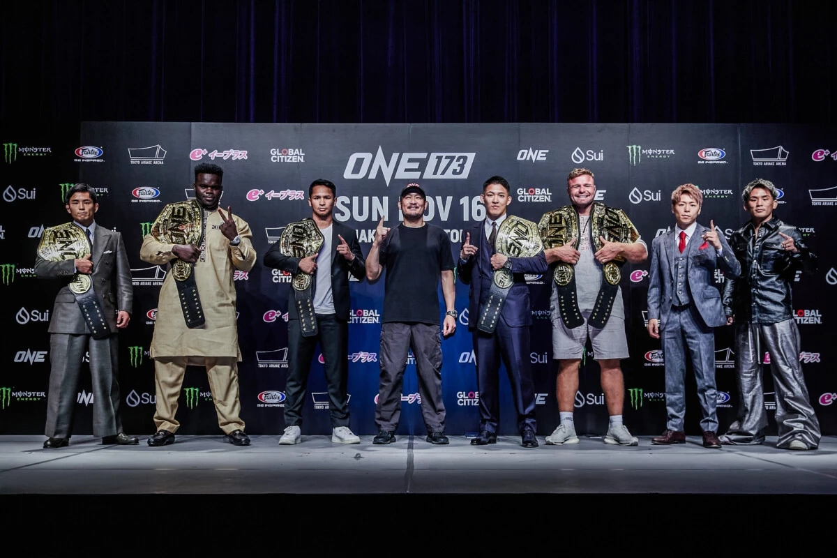 เหล่านักสู้ระดับแชมป์โลกจาก ONE Championship รวมตัวถ่ายภาพหมู่ในงานแถลงข่าวศึก ONE 173 ที่กรุงโตเกียว ประเทศญี่ปุ่น