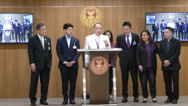 ปลอดประสพ  สุรัสวดี ประธานคณะกรรมาธิการฯ