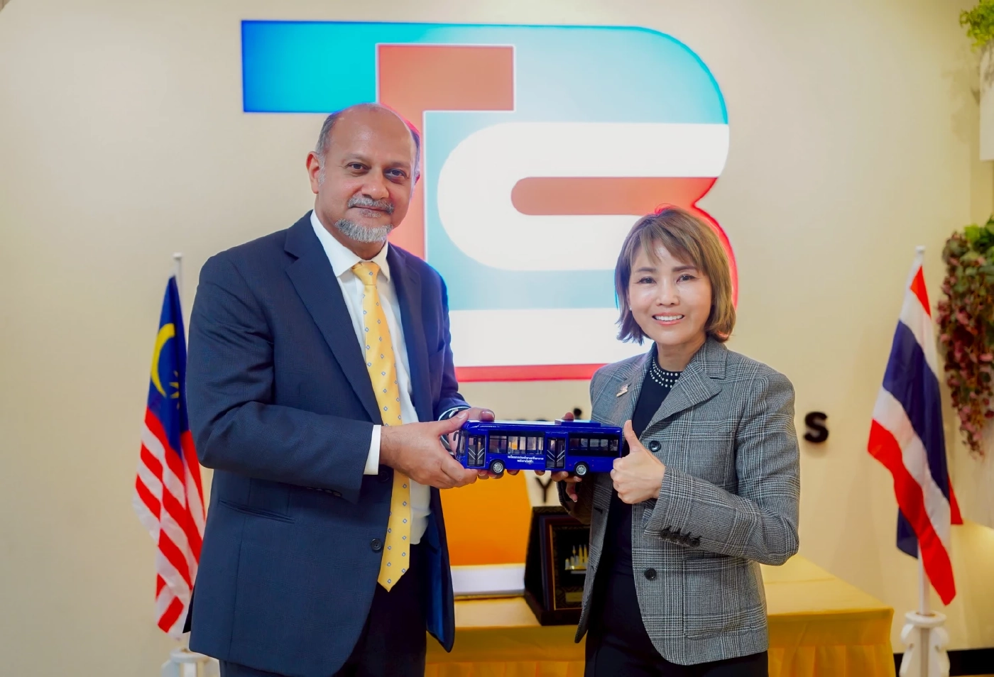ไทย สมายล์ บัส เปิดบ้านรับรัฐมนตรีมาเลเซีย ดูงานระบบจัดการ