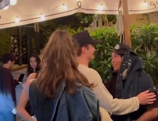 “แพ็กซ์”  ลูกชายชาวเวียดนามของ พิตต์-โจลี เมาปลิ้น ยืนแทบไม่อยู่