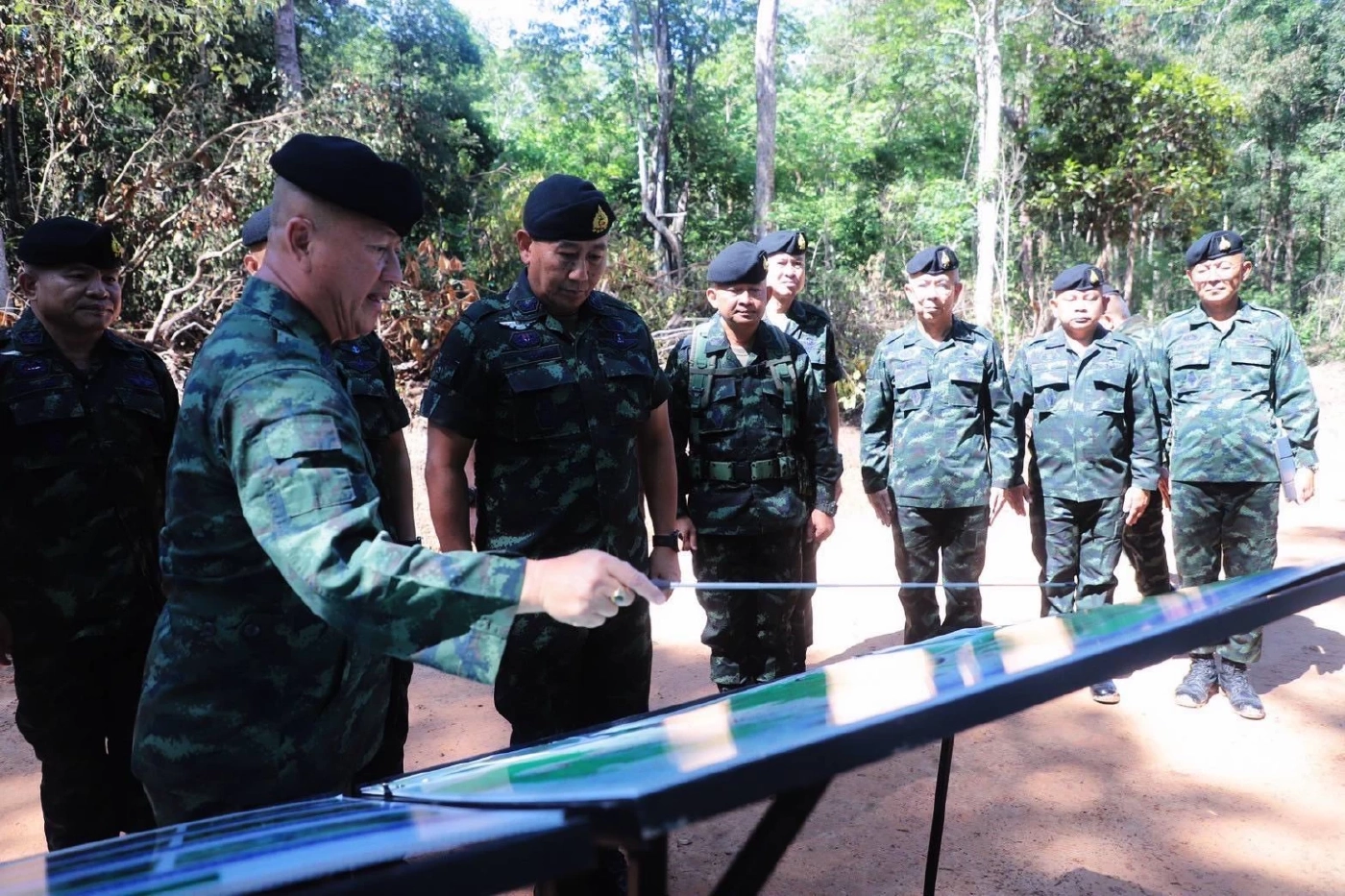 "ผบ.ทบ." ควง "แม่ทัพภาคที่ 2" ลงพื้นที่ "ช่องอานม้า" อุบลราชธานี ตรวจเยี่ยมกำลังพล