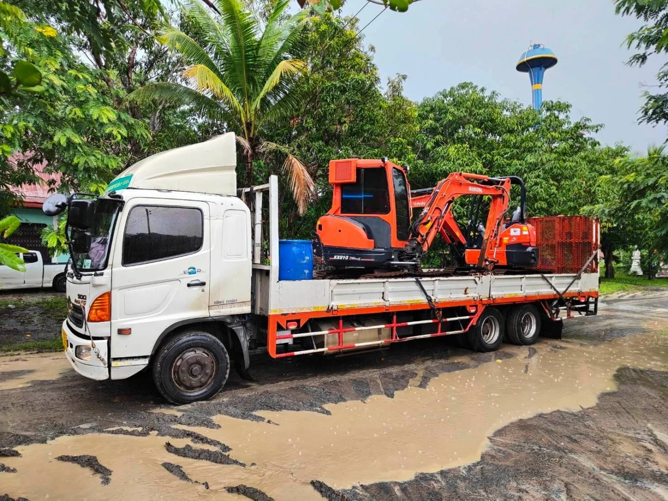 "แม่ทัพ 2" รับมอบรถขุดดินจากเอกชน ไว้ใช้ขุด "คูเลต" ป้องกันฐาน