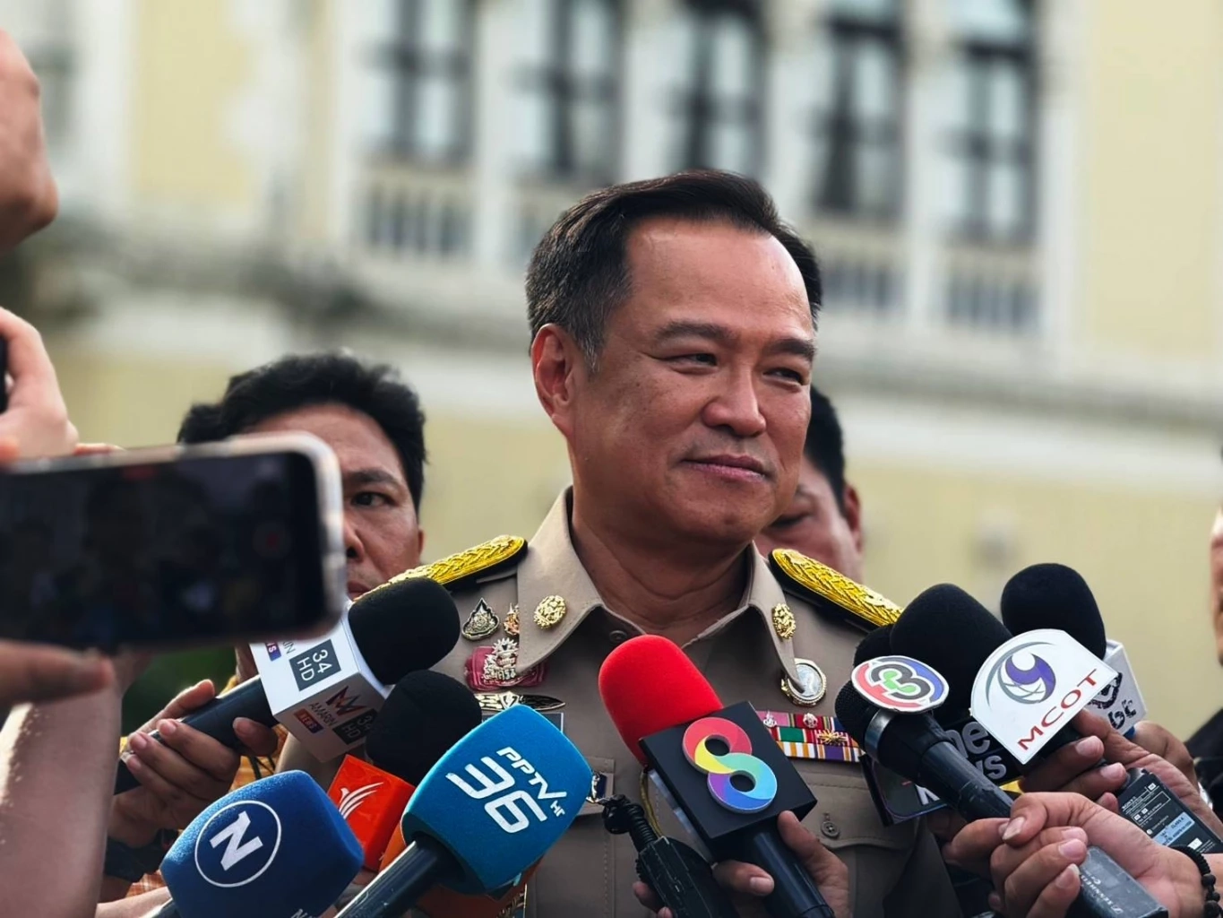 “อนุทิน” เผย คุย "นายกฯ" 1 ชม. ครึ่ง แค่เรื่องงาน ไม่มีเรื่องปรับ ครม.  มั่นใจยังคุม "มหาดไทย"