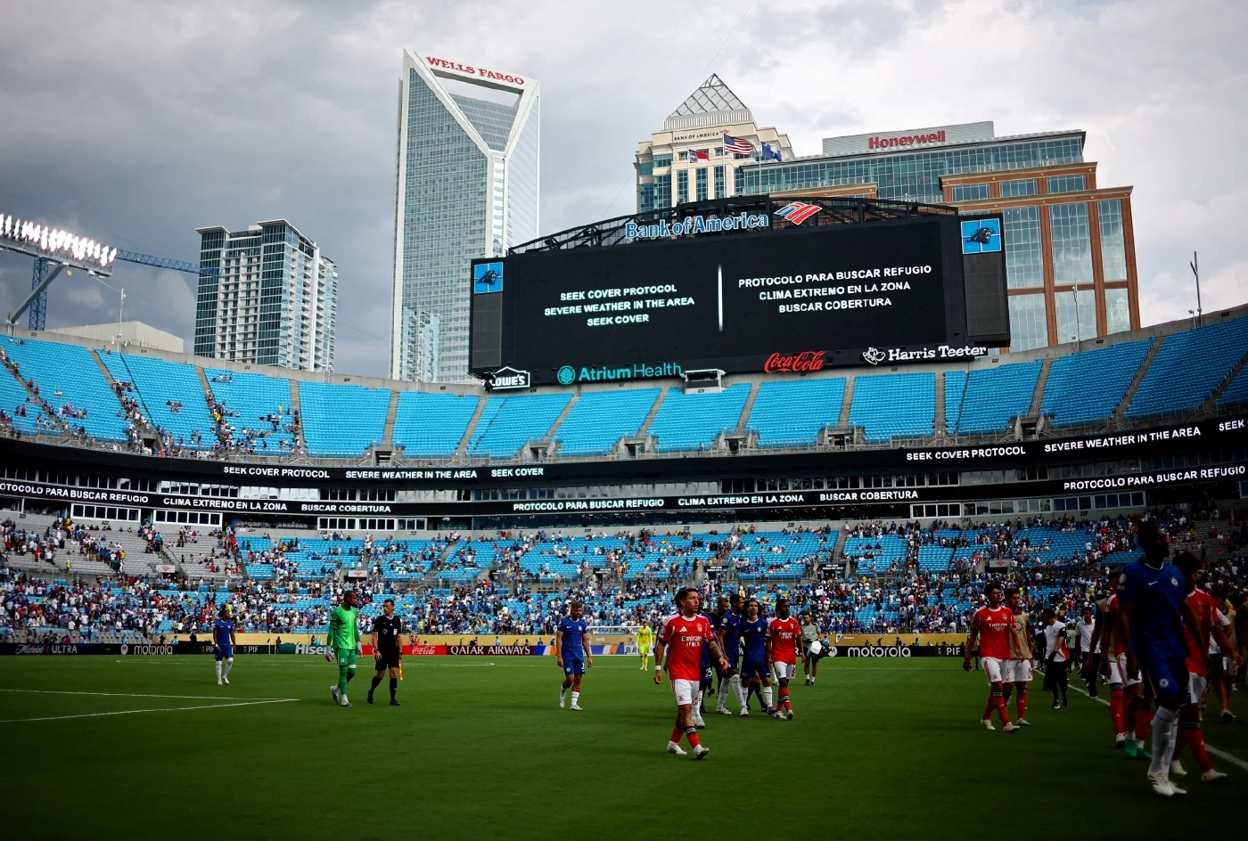 บรรยากาศในสนาม Bank of America Stadium ขณะเกมเชลซี-เบนฟิก้าถูกระงับเพราะสภาพอากาศเลวร้าย