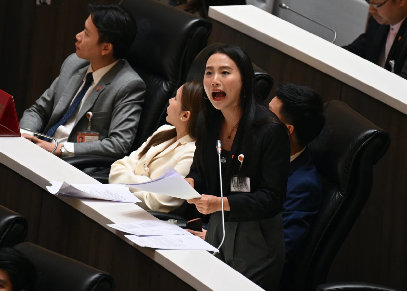 \"ไอซ์ รักชนก\" โกรธหน้าสั่น ประชุมลับ กมธ.งบ 69 แฉยับ สส.พูดแบบไหน!