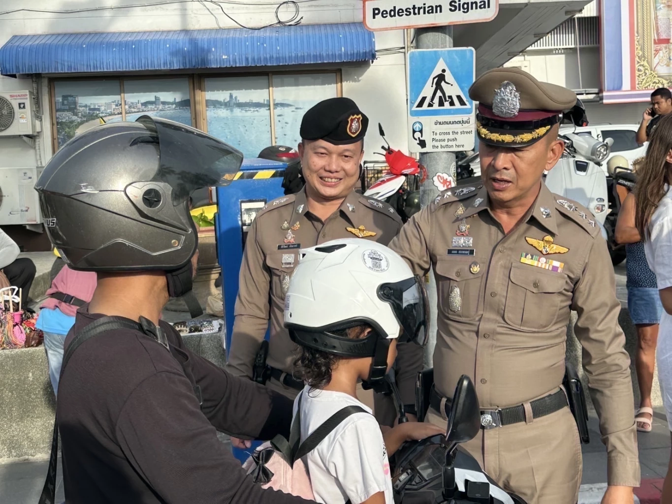 นายกอิ๊งค์ ชม ตร.เข้มงวดจับหมวกกันน็อค เพิ่มความปลอดภัยประชาชน