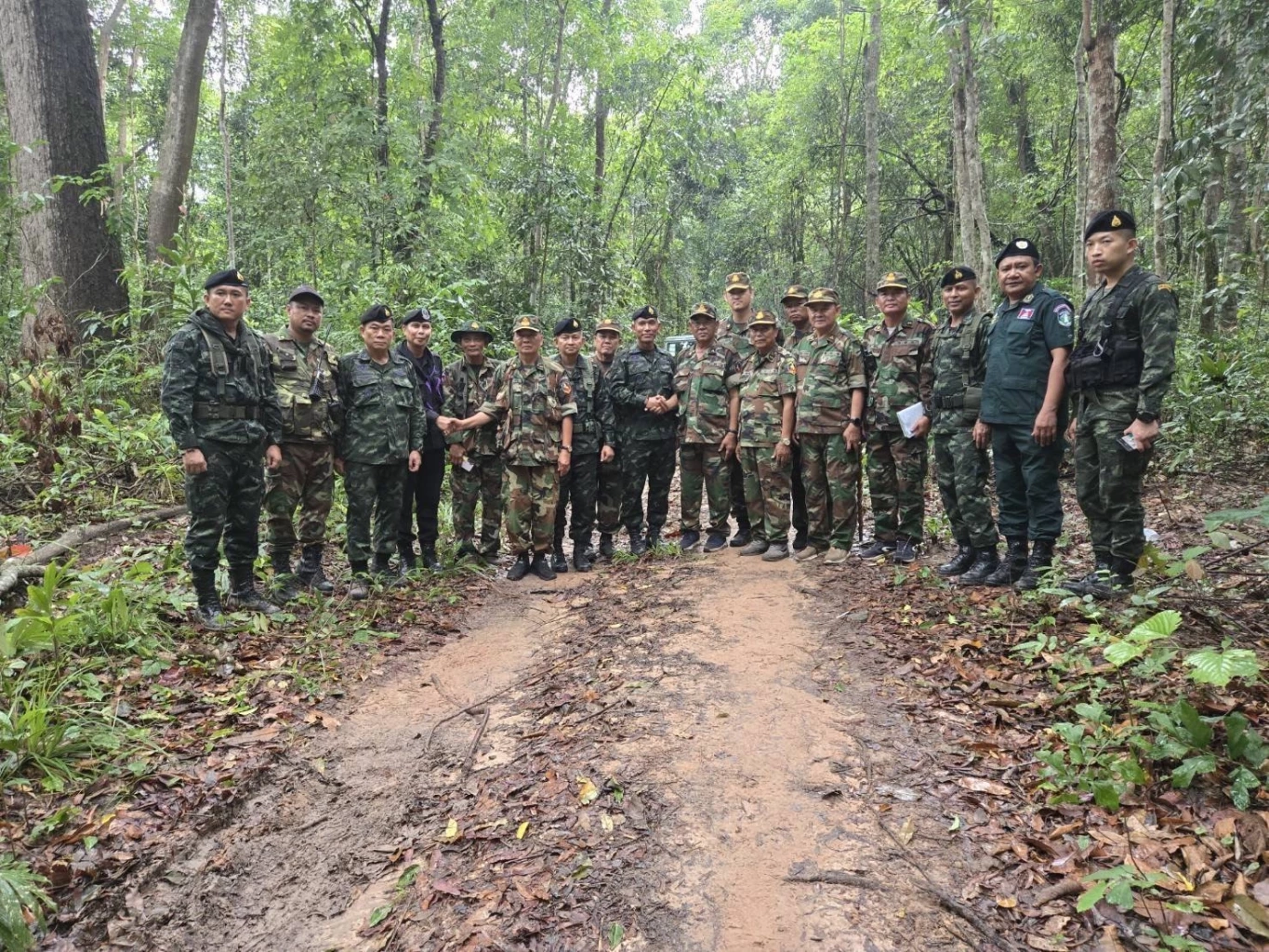 เปิดภาพนายพล ไทย – กัมพูชา จับมือหลังบรรลุข้อตกลง กัมพูชายอมถอย